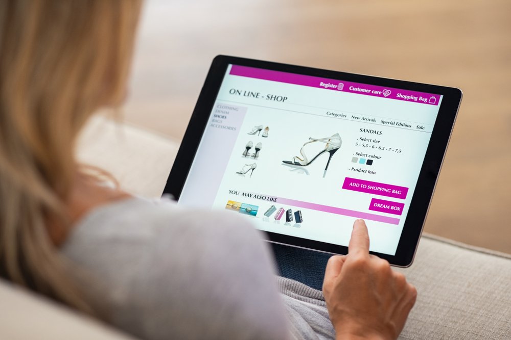 en person letar skor på olika webbplatser